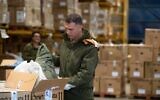 Un soldat du Commandement du Centre de Tsahal préparant une cargaison d'aide et d'équipement pour l'équipe de recherche et de sauvetage pour la Turquie à la suite d'un tremblement de terre meurtrier, le 6 février 2023. (Crédit : Porte-parole de Tsahal).