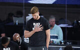 Meyers Leonard, des Miami Heat, lors de l’hymne national avant un match de basketball de la NBA contre les Phoenix Suns, le samedi 8 août 2020, à Lake Buena Vista, en Floride. (Crédit : AP Photo/Ashley Landis, pool)