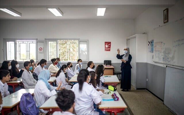 Une enseignante s'adresse à des élèves le jour de la rentrée scolaire à Rabat, au Maroc, le 1er octobre 2021. (Crédit : AP Photo/Mosa'ab Elshamy) Une enseignante s'adresse à des élèves le jour de la rentrée scolaire à Rabat, au Maroc, le 1er octobre 2021. (Crédit : AP Photo/Mosa'ab Elshamy)