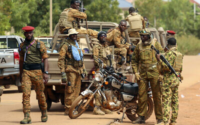 Illustration : Des soldats fidèles au dernier chef du coup d'État du Burkina Faso, le capitaine Ibrahim Traore, se rassemblent devant l'Assemblée nationale alors que Traore a été nommé président de transition du Burkina Faso à Ouagadougou, Burkina Faso, le 14 octobre 2022. (Crédit : AP Photo/Kilaye Bationo)