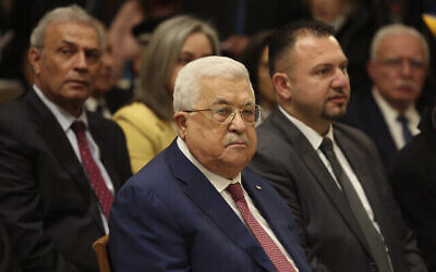 Le président palestinien Mahmoud Abbas, au centre, lors d'une messe de minuit à l'église de la Nativité à Bethléem, en Cisjordanie,  le 25 décembre 2022. (Crédit: Ahmad Gharabli/Pool Photo via AP)