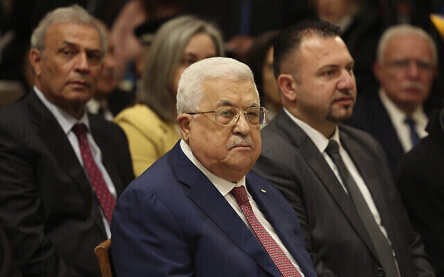 Le président palestinien Mahmoud Abbas, au centre, lors d'une messe de minuit à l'église de la Nativité à Bethléem, en Cisjordanie,  le 25 décembre 2022. (Crédit: Ahmad Gharabli/Pool Photo via AP)