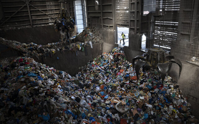 L'usine de recyclage de GreenNet dans la zone industrielle d'Atarot, au nord de Jérusalem, le 25 janvier 2023. (Crédit : AP Photo/Oded Balilty) L'usine de recyclage de GreenNet dans la zone industrielle d'Atarot, au nord de Jérusalem, le 25 janvier 2023. (Crédit : AP Photo/Oded Balilty)
