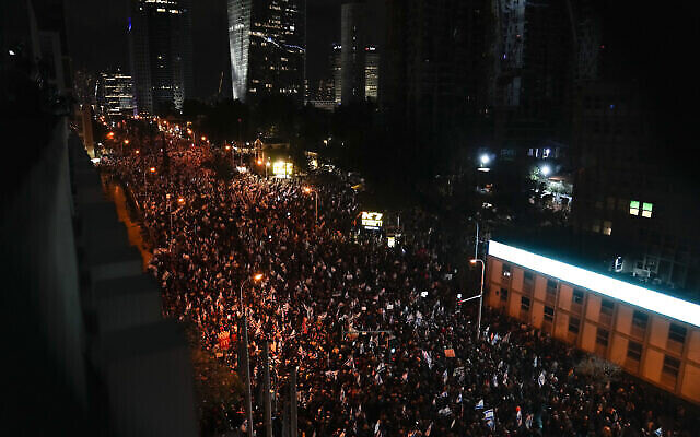 Des Israéliens manifestant contre les projets du gouvernement du Premier ministre Benjamin Netanyahu de réformer le système judiciaire, à Tel Aviv, le 4 février 2023. (Crédit : AP Photo/Maya Alleruzzo) Des Israéliens manifestant contre les projets du gouvernement du Premier ministre Benjamin Netanyahu de réformer le système judiciaire, à Tel Aviv, le 4 février 2023. (Crédit : AP Photo/Maya Alleruzzo)