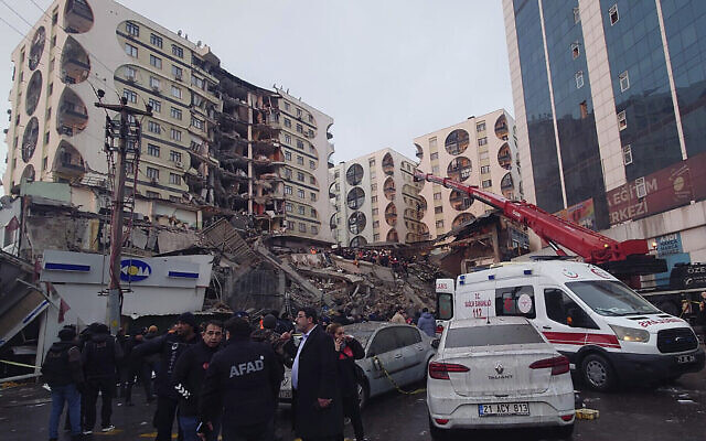 Des secouristes et des équipes médicales tentent d'atteindre des résidents piégés dans un bâtiment effondré suite à un tremblement de terre à Diyarbakir, dans le sud-est de la Turquie, le 6 février 2023. (Crédit : AP/Mahmut Bozarsan)