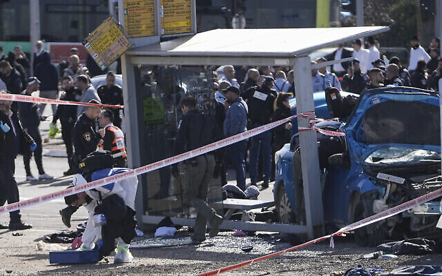 Une équipe médico-légale de la police israélienne travaillant sur les lieux d’un attentat à la voiture-bélier, à un arrêt de bus à Ramot, à Jérusalem, le 10 février 2023. (Crédit : AP Photo/Mahmoud Illean) Une équipe médico-légale de la police israélienne travaillant sur les lieux d’un attentat à la voiture-bélier, à un arrêt de bus à Ramot, à Jérusalem, le 10 février 2023. (Crédit : AP Photo/Mahmoud Illean)