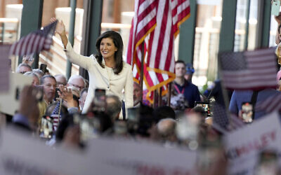 Nikki Haley, ancienne gouverneure de Caroline du Sud et ambassadrice des Nations unies, sur scène lors du lancement de sa campagne présidentielle de 2024, à Charleston, en Caroline du Sud,  le 15 février 2023. (Crédit : AP Photo/Meg Kinnard)