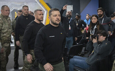 Le président ukrainien Volodymyr Zelensky quittant une salle après sa conférence de presse à l'occasion du premier anniversaire de la guerre Russie-Ukraine à Kiev, en Ukraine, le 24 février 2023. (Crédit : AP Photo/Efrem Lukatsky)
