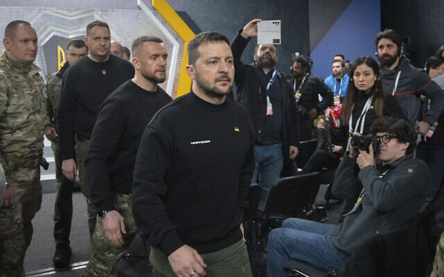 Le président ukrainien Volodymyr Zelensky quittant une salle après sa conférence de presse à l'occasion du premier anniversaire de la guerre Russie-Ukraine à Kiev, en Ukraine, le 24 février 2023. (Crédit : AP Photo/Efrem Lukatsky) Le président ukrainien Volodymyr Zelensky quittant une salle après sa conférence de presse à l'occasion du premier anniversaire de la guerre Russie-Ukraine à Kiev, en Ukraine, le 24 février 2023. (Crédit : AP Photo/Efrem Lukatsky)