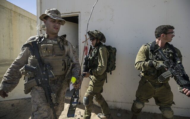 Des Marines américains et un soldat israélien participant à un exercice conjoint de guerre urbaine sur la base de Mala, au sud d'Israël, le 12 mars 2018. (Crédit : AP Photo/Tsafrir Abayov) Des Marines américains et un soldat israélien participant à un exercice conjoint de guerre urbaine sur la base de Mala, au sud d'Israël, le 12 mars 2018. (Crédit : AP Photo/Tsafrir Abayov)