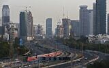Les tours dans le ciel de Tel Aviv, le 18 avril 2018. (Crédit : AP Photo/Oded Balilty)