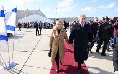 Le Premier ministre Benjamin Netanyahu et son épouse, Sara, partant pour un voyage à Paris, le 2 février 2023. (Crédit : Amos Ben-Gershom/Bureau du Premier ministre)