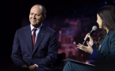 Le ministre israélien de l'Économie, Nir Barkat, s'entretenant avec Shir Meïr, de Cybertech, lors de la conférence Cybertech Global, à Tel Aviv, le 1er février 2023. (Crédit : Gilad Kavalerchik)