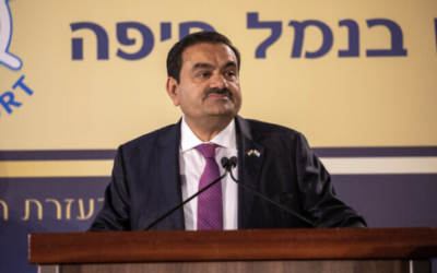 Gautam Adani prenant la parole lors d'une cérémonie au port de Haïfa, le 31 janvier 2023. (Crédit : Shir Torem/Flash90)