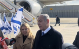 Le Premier ministre Benjamin Netanyahu, à gauche, et son épouse, Sara, avant un vol de Tel Aviv à Paris, le 2 février 2023. (Crédit : Lazar Berman/Times of Israel)