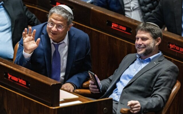 Le chef du parti HaTzionout HaDatit, le député Bezalel Smotrich (à droite) en compagnie du chef du parti Otzma Yehudit, le député Itamar Ben Gvir, à la Knesset, le 28 décembre 2022. (Crédit : Olivier Fitoussi/Flash90)