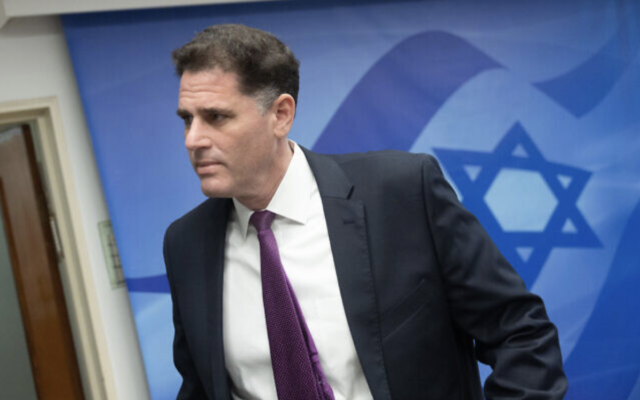 Le ministre des Affaires stratégiques, Ron Dermer, arrivant pour la réunion hebdomadaire du cabinet au Bureau du Premier ministre, à Jérusalem, le 29 janvier 2023. (Crédit : Yonatan Sindel/Flash90)