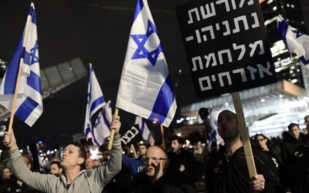 Des Israéliens protestant contre le 37e gouvernement israélien et ses projets de réformes judiciaires, à Tel Aviv, le 28 janvier 2023. (Crédit : Tomer Neuberg/Flash90)