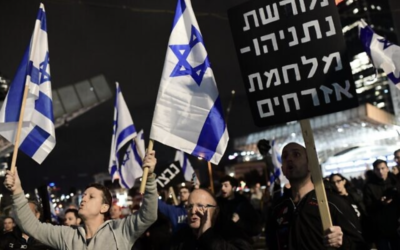 Des Israéliens protestant contre le 37e gouvernement israélien et ses projets de réformes judiciaires, à Tel Aviv, le 28 janvier 2023. (Crédit : Tomer Neuberg/Flash90)