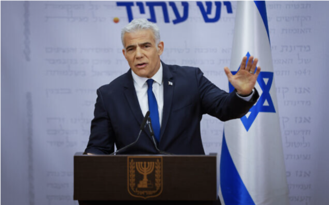 Le chef du parti Yesh Atid, Yaïr Lapid, s'exprimant lors d'une réunion de sa faction à la Knesset, le 30 janvier 2023. (Crédit : Olivier Fitoussi/Flash90)