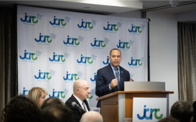 Le chef de la minorité de la Chambre des représentants des États-Unis, Hakeem Jeffries, s'adressant aux dirigeants de la communauté juive, à New York, le 5 février 2023. (Crédit : Luke Tress/Times of Israel)