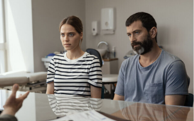 Rotem Sela, à gauche, et Yehuda Levi jouant le rôle d'un couple infertile dans "Third Body", une nouvelle série de Keshet Media dont la première est prévue pour février 2023. (Crédit : Michael Tumarkin)