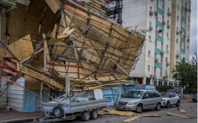 Des équipes de secours, des équipes médicales et la police sur les lieux où un échafaudage s'est effondré après des vents violents, dans la ville d'Ashdod, dans le sud d'Israël, le 6 février 2023. (Crédit : Flash90 )