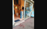 La boutique d’un homme juif vandalisée par une croix gammée, à Antibes, le 1er février 2023. (Crédit : capture d’écran)