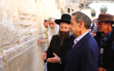 Nicolas Sarkozy devant le mur Occidental à Jérusalem, ke dimanche 19 février 2023. (Crédit : Autorisation Western Wall Heritage Foundation)