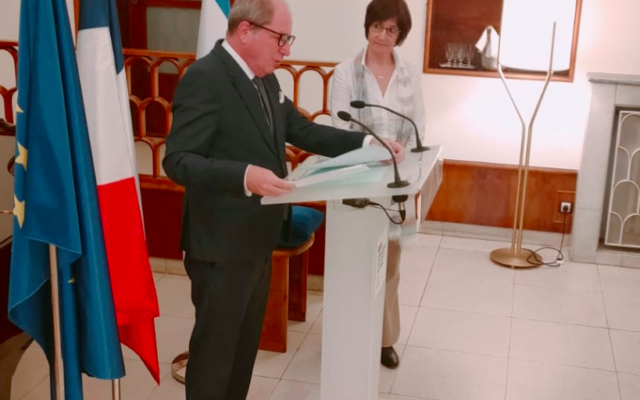 La Dr. Isabelle Dotan, maître de conférences au département de culture française de l’université de Bar-Ilan, et Eric Danon, ambassadeur de France en Israël, lors de la remise des insignes de Chevalier des Palmes académiques à l’universitaire, le 20 février 2023. (Crédit : Ambassade de France en Israël)