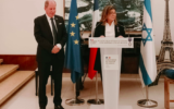 Ruth Bensmihan, proviseure du collège-lycée franco-israélien Mikvé Israël, reçoit les insignes de Chevalier des Palmes académiques par Eric Danon, ambassadeur de France en Israël, le 23 février 2023, à la résidence de France à Tel Aviv. (Crédit : Ambassade de France en Israël / Twitter)