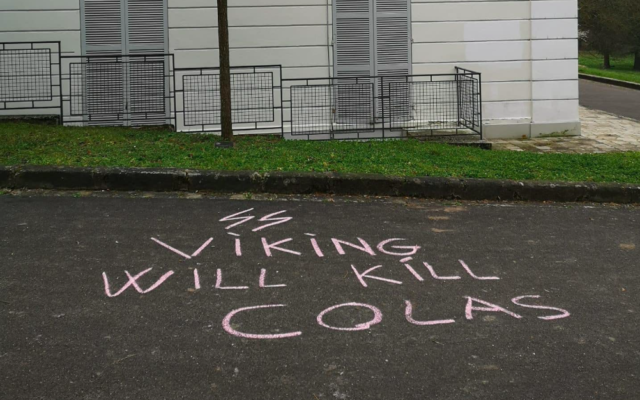 Un tag pro-nazi visant Romain Colas, maire de la ville de Boussy-Saint-Antoine, dans l’Essonne, le 22 février 2023. (Crédit : Facebook / Romain Colas)