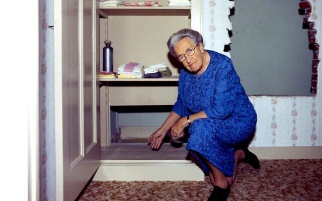 Corrie ten Boom montrant la cachette dans sa maison à Haarlem, aux Pays-Bas. (Crédit : Corrie ten Boom)