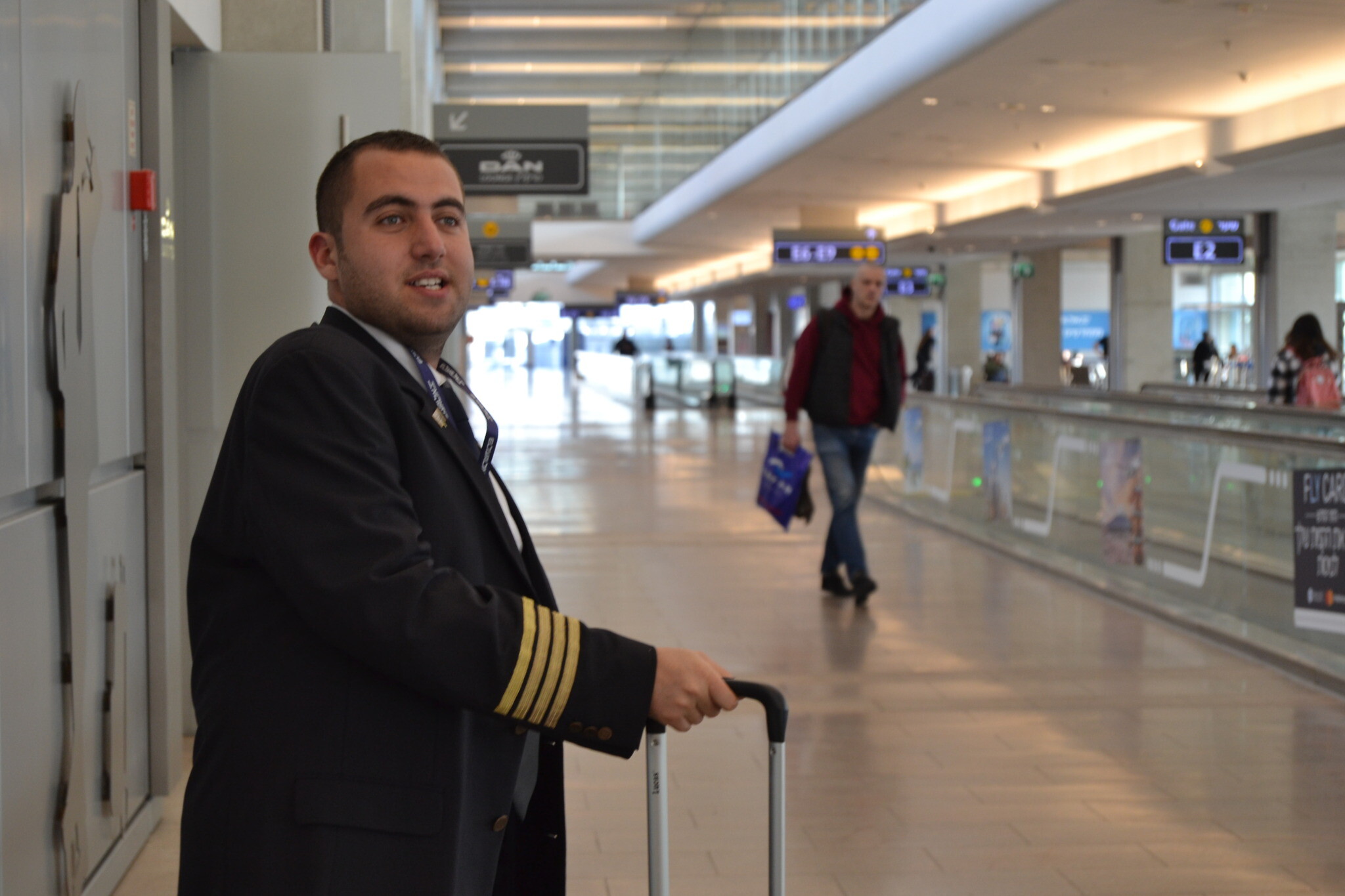  Idan Fishslevich, un jeune homme de 22 ans atteint d'un TSA de haut niveau devenu agent de bord pour une journée, à l'aéroport Ben Gurion avant de monter dans l'avion, le 20 février 2023. (Crédit : Tobias Siegal/The Times of Israel)