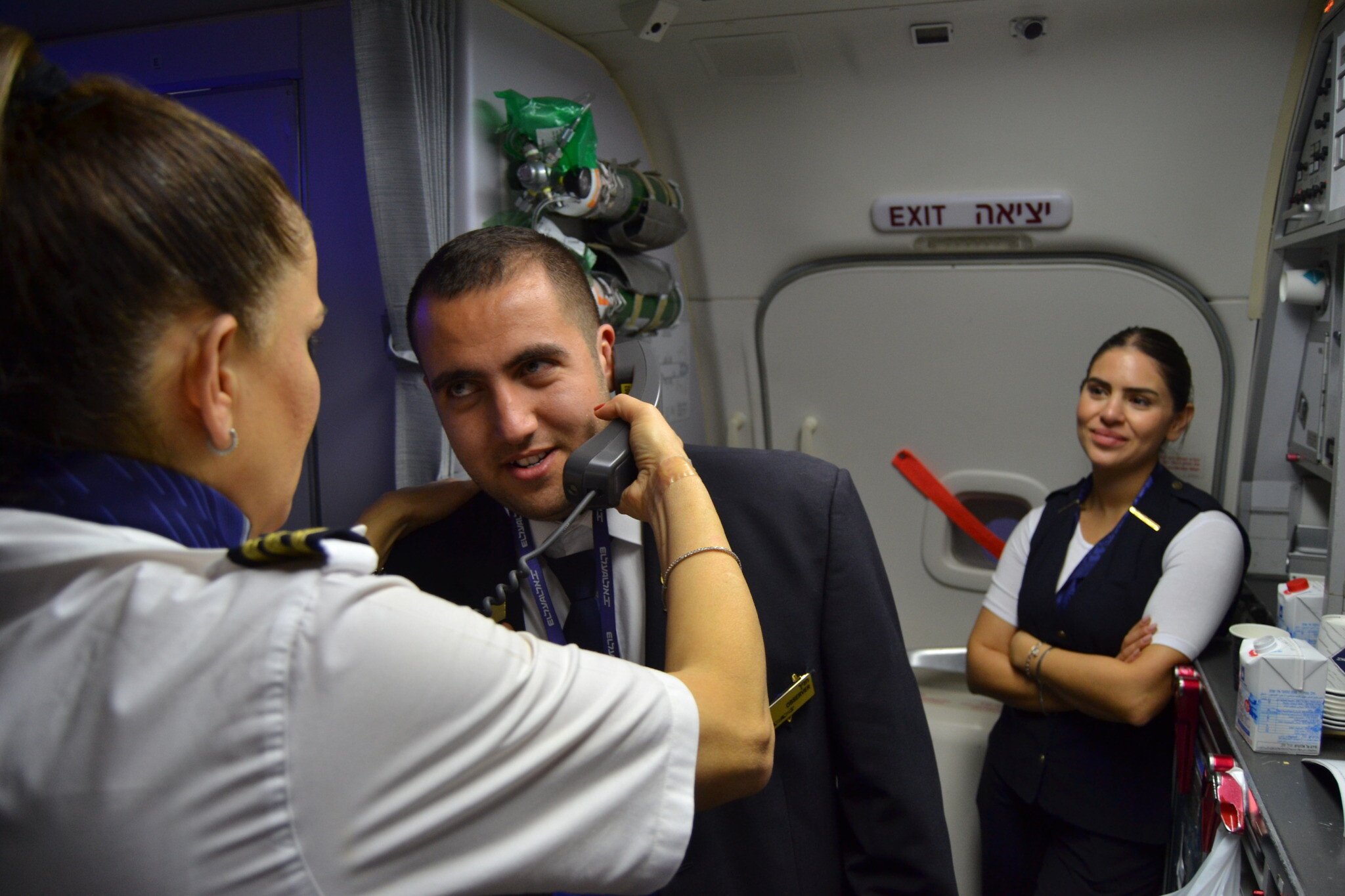  Idan Fishslevich, un jeune homme de 22 ans atteint d'un TSA de haut niveau devenu agent de bord pour une journée, faisant une annonce vocale aux passagers à bord du vol LY383 d'El Al à destination de Rome, en Italie, le 20 février 2023. (Crédit : Tobias Siegal/The Times of Israel)