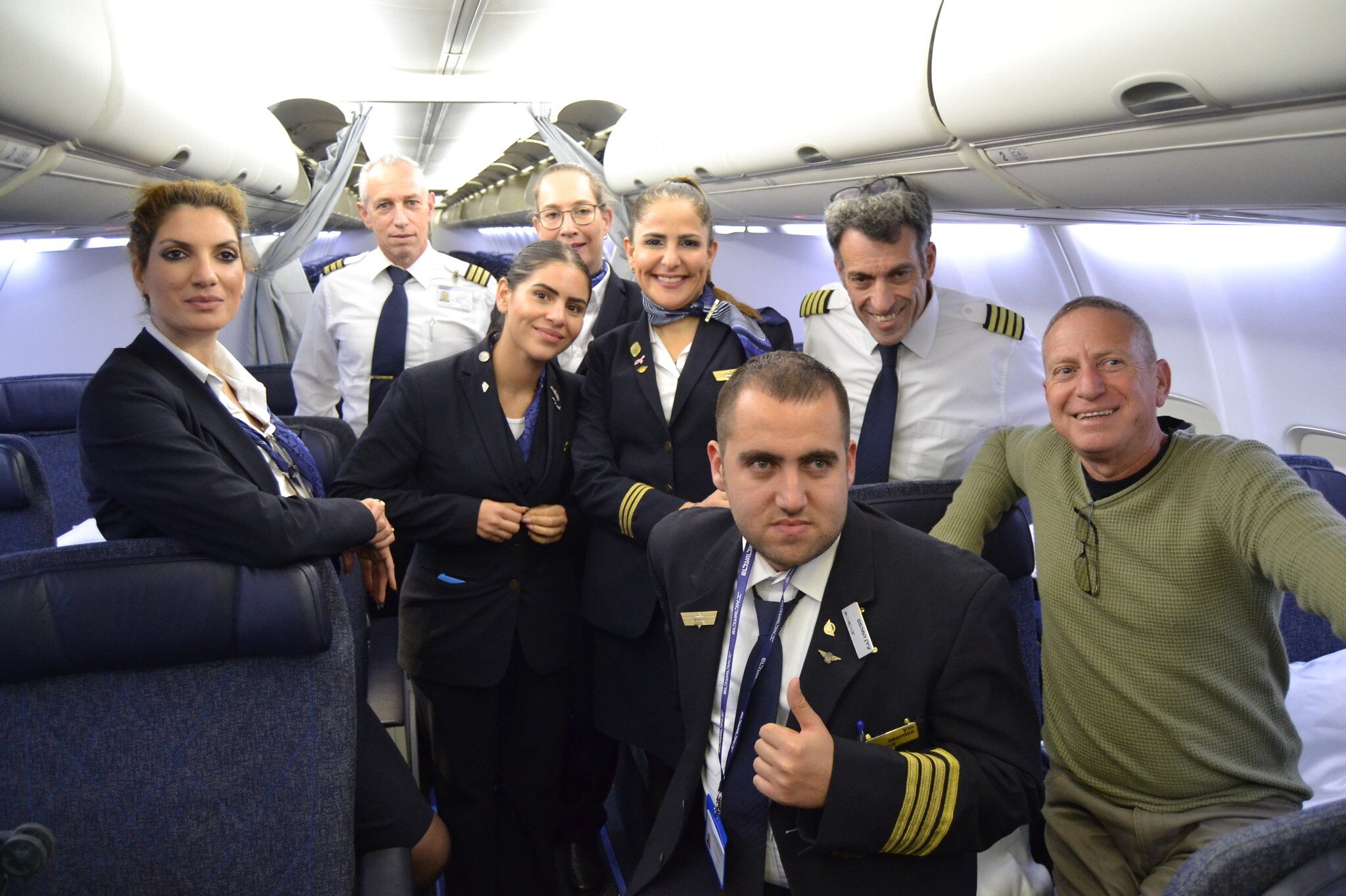  Idan Fishslevich, un jeune homme de 22 ans atteint de TSA à haut niveau devenu agent de bord pour une journée, avec son père Amir et le personnel d'El Al à bord du vol LY383 d'El Al à destination de Rome, en Italie, le 20 février 2023. (Crédit : Tobias Siegal/The Times of Israel)