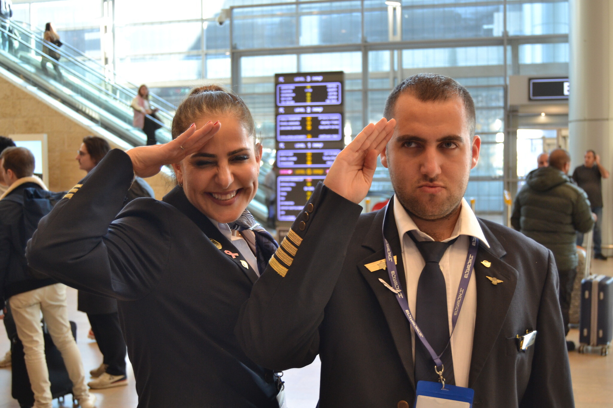  Idan Fishslevich, un jeune homme de 22 ans atteint de TSA de haut niveau devenu agent de bord pour une journée, en compagnie de la directrice du programme des Ambassadeurs d'El Al, Efrat Raelbrook, après son retour en Israël, le 22 février 2023. (Crédit : Tobias Siegal/The Times of Israel)