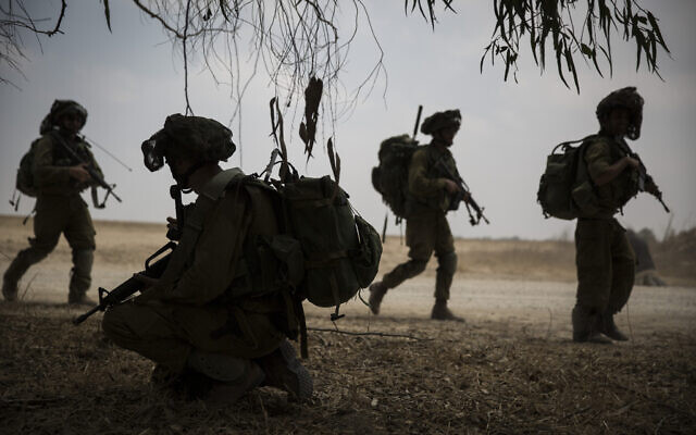 Dossier : Des soldats de Tsahal effectuant un entraînement dans un champ dans le sud d'Israël, le 22 juillet 2014. (Crédit : Hadas Parush/Flash90)