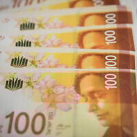 Billets de 100 shekels, vus le 31 décembre 2017. Illustration (Crédit : Nati Shohat/Flash90)