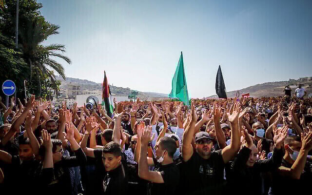 Illustration : Des Israéliens arabes manifestant contre la violence, la criminalité et les récents meurtres dans leur communauté, dans la ville arabe d’Umm al-Fahm, le 22 octobre 2021. (Crédit : Jamal Awad/Flash90) Illustration : Des Israéliens arabes manifestant contre la violence, la criminalité et les récents meurtres dans leur communauté, dans la ville arabe d’Umm al-Fahm, le 22 octobre 2021. (Crédit : Jamal Awad/Flash90)