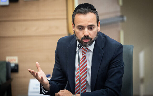 Le député Shas Ouriel Buso assiste à une réunion de la commission de la Knesset le 16 mai 2022. (Crédit : Yonatan Sindel/Flash90) Le député Shas Ouriel Buso assiste à une réunion de la commission de la Knesset le 16 mai 2022. (Crédit : Yonatan Sindel/Flash90)