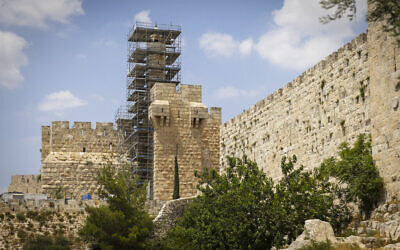 Travaux de restauration de la Tour de David, près de la Porte de Jaffa, dans la Vieille Ville de Jérusalem, le 23 juin 2022. (Crédit : Olivier Fitoussi/Flash90)
