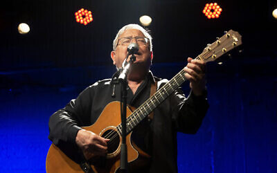 Le chanteur israélien Hanan Yovel, le 28 avril 2022. (Crédit : Moshe Shai/Flash90)