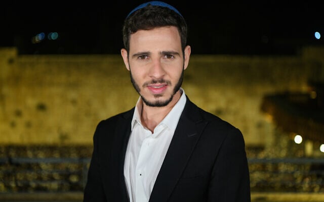 Yaïr Cherki, journaliste de la Douzième chaîne, au mur Occidental dans la Vieille Ville de Jérusalem, le 4 octobre 2022. (Crédit : Arie Leib Abrams/Flash90) Yaïr Cherki, journaliste de la Douzième chaîne, au mur Occidental dans la Vieille Ville de Jérusalem, le 4 octobre 2022. (Crédit : Arie Leib Abrams/Flash90)
