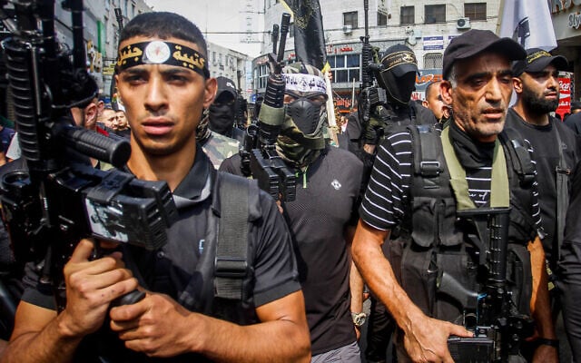 Des hommes armés du Jihad islamique palestinien assistant aux funérailles d'un confrère dans le camp de réfugiés de Jénine, le 14 octobre 2022. (Crédit : Nasser Ishtayeh/Flash90)