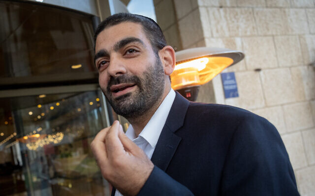 Le député Shas Michael Malkieli arrivant pour participer aux négociations de la coalition, dans un hôtel de Jérusalem, le 17 novembre 2022. (Crédit : Yonatan Sindel/Flash90) Le député Shas Michael Malkieli arrivant pour participer aux négociations de la coalition, dans un hôtel de Jérusalem, le 17 novembre 2022. (Crédit : Yonatan Sindel/Flash90)