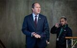 Le ministre de l'Économie, Nir Barkat, arrivant pour une réunion au Bureau du Premier ministre, à Jérusalem, le 3 janvier 2023. (Crédit : Yonatan Sindel/Flash90)