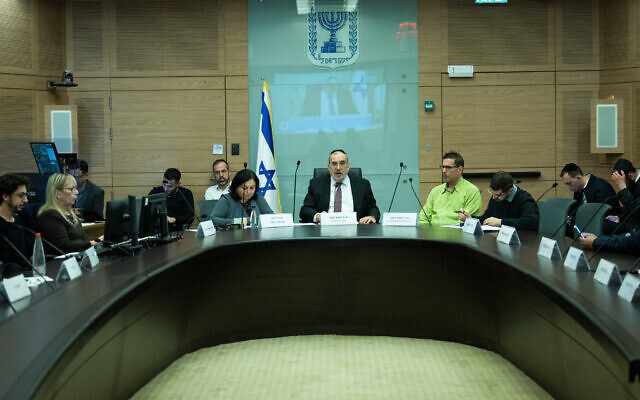 Yaakov Asher, chef de la commission de l’Intérieur et de l’Environnement, au centre, dirigeant une réunion de la commission à la Knesset, à Jérusalem, le 10 janvier 2023. (Crédit : Yonatan Sindel/Flash90) Yaakov Asher, chef de la commission de l’Intérieur et de l’Environnement, au centre, dirigeant une réunion de la commission à la Knesset, à Jérusalem, le 10 janvier 2023. (Crédit : Yonatan Sindel/Flash90)