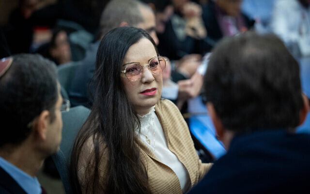 La députée du Likud Tali Gottlieb lors d'une réunion de la commission de la Constitution, du droit et de la Justice à Jérusalem, le 16 janvier 2023. (Crédit : Yonatan Sindel/Flash90)