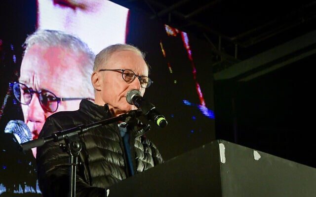 L'auteur David Grossman prenant la parole lors d'une manifestation contre la réforme du système judiciaire prévue par le gouvernement, à Tel Aviv, le 21 janvier 2023. (Crédit : Avshalom Sassoni/Flash90)